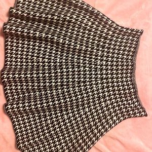 Knit houndstooth print mini skirt. Size large, never worn tag still on!